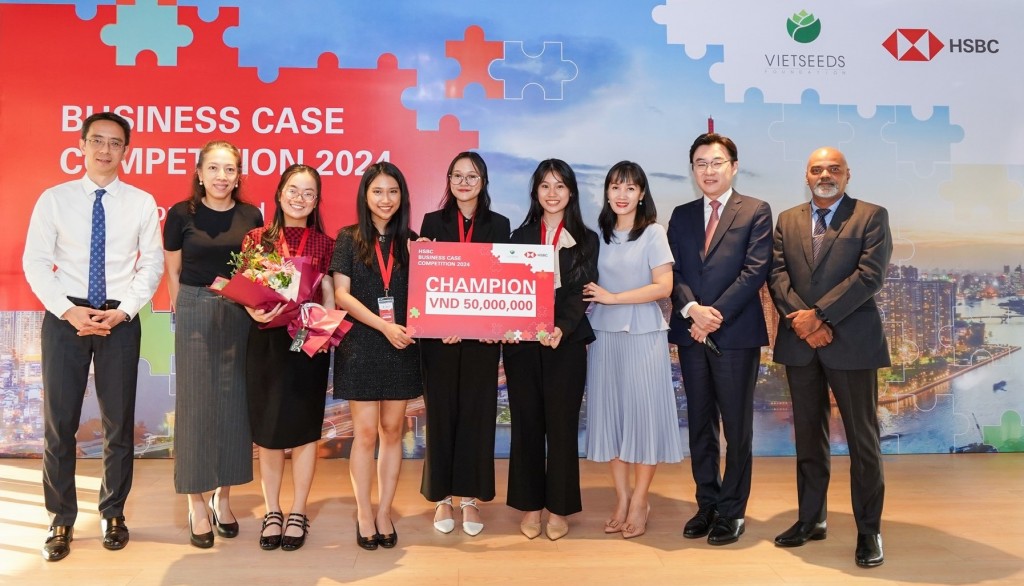 Các thí sinh của Trường Đại học VinUniversity giành chiến thắng chung cuộc tại vòng chung kết cấp quốc gia Cuộc thi Giải quyết Tình huống Kinh doanh HSBC Việt Nam năm 2024