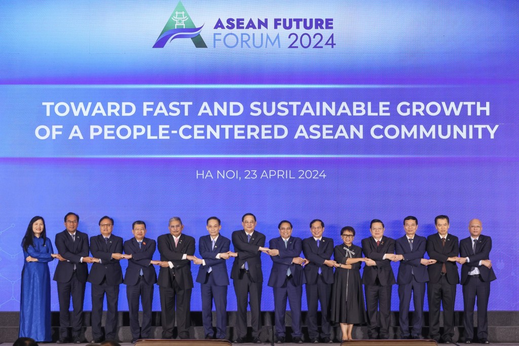 Thủ tướng Phạm Minh Chính và ngài Sonexay Siphandone, Thủ tướng Chính phủ nước Cộng hoà Dân chủ Nhân dân Lào - Chủ tịch ASEAN 2024 cùng trưởng đoàn các nước ASEAN dự Diễn đàn - Ảnh: VGP/Nhật Bắc