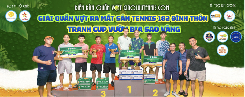 Ban Tổ chức “Giải quần vợt ra mắt sân tennis 182 Đình Thôn” trao giải thưởng cho các vận động viên đạt giải
