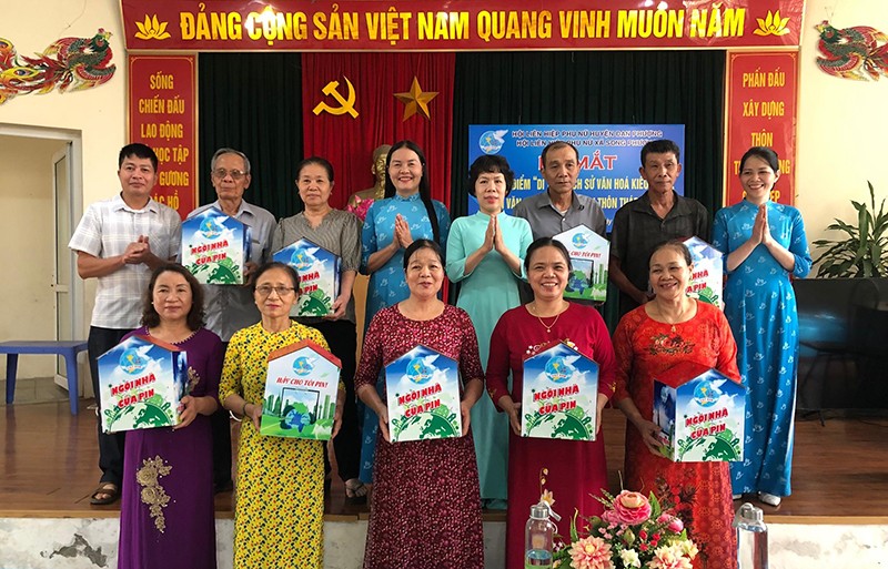 Hội Liên hiệp Phụ nữ xã trao tặng Ngôi nhà của pin tới các tổ an ninh tự quản các xóm thôn Tháp Thượng