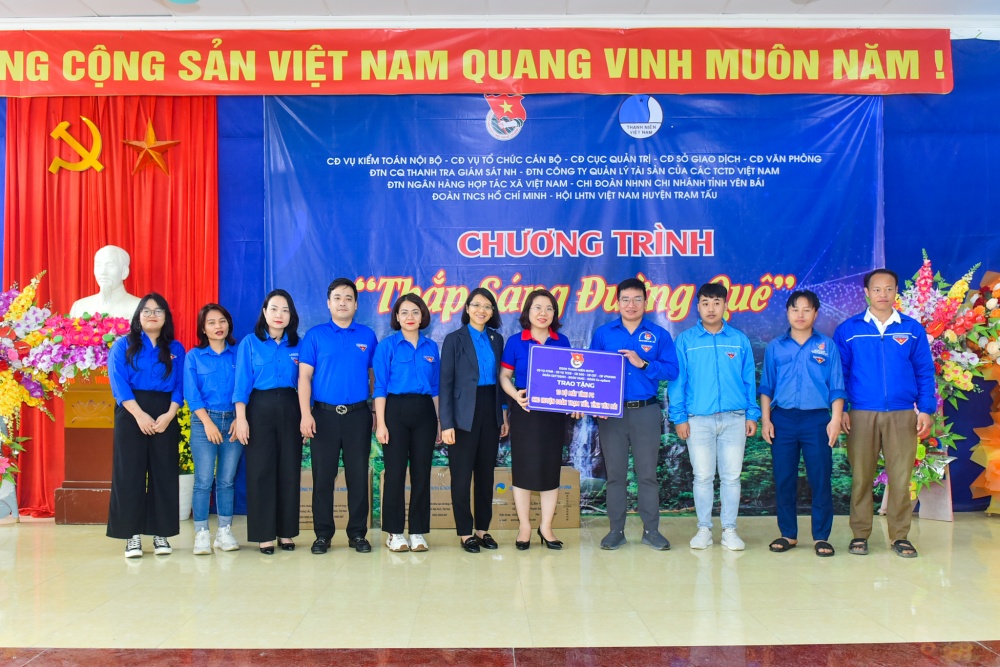 Đại diện các Đoàn cơ sở, chi đoàn xã thuộc huyện Trạm Tấu nhận các bộ máy tính từ Liên chi đoàn