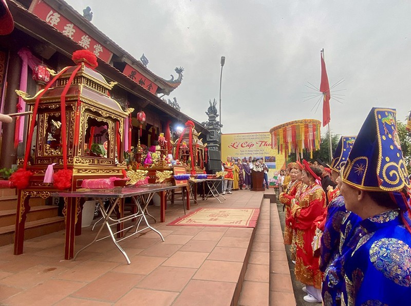 Các đại biểu cùng Nhân dân địa phương làm lễ dâng hương tưởng niệm nhị vị Bồ Tát - công chúa Lý Từ Huy và Lý Từ Thục, con gái vua Lý Thái Tông