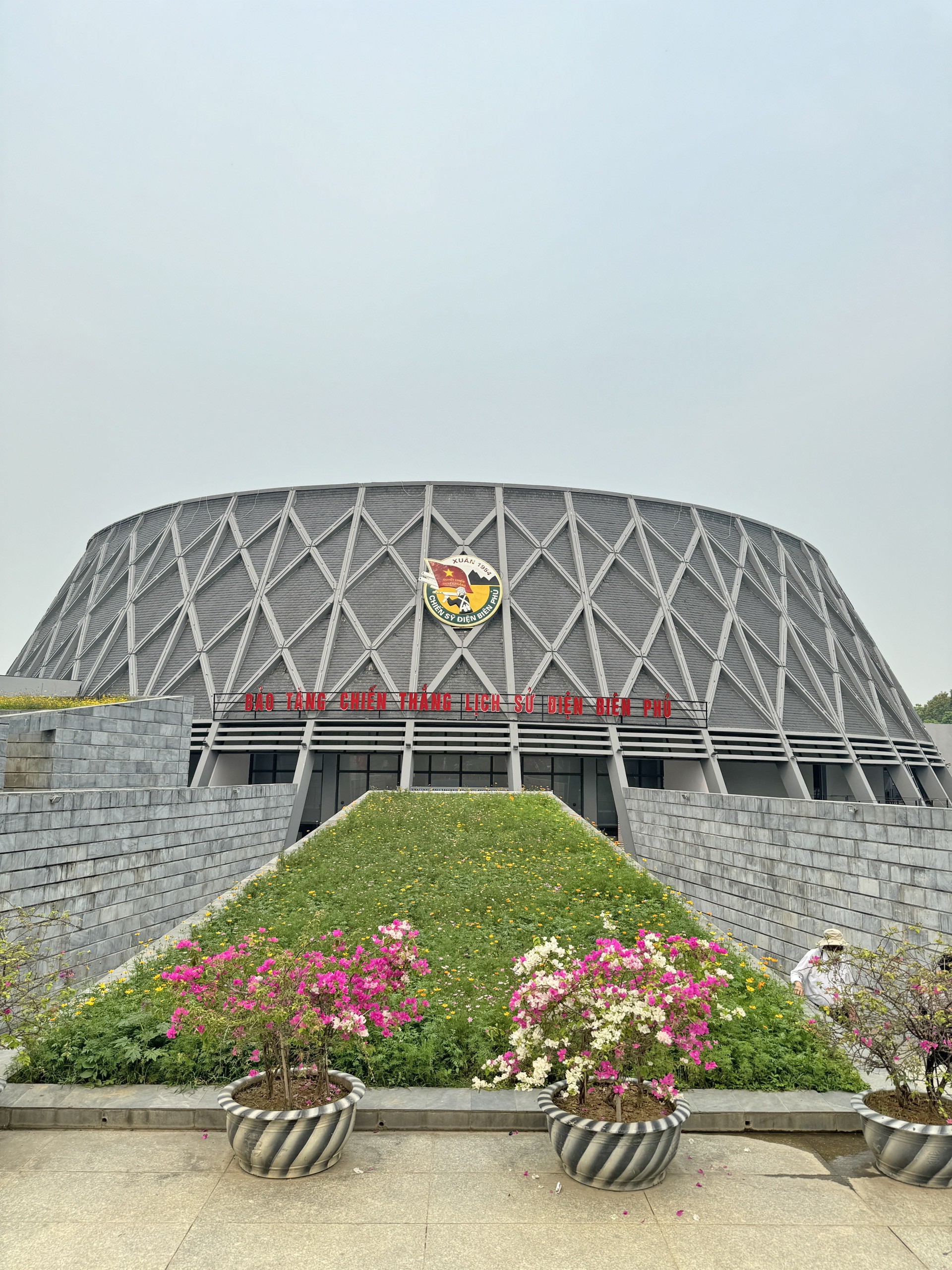 Tuổi trẻ Thủ đô tưởng niệm các Anh hùng liệt sĩ tại Điện Biên Phủ Tuổi trẻ Thủ đô tưởng niệm các Anh hùng liệt sĩ tại Điện Biên Phủ