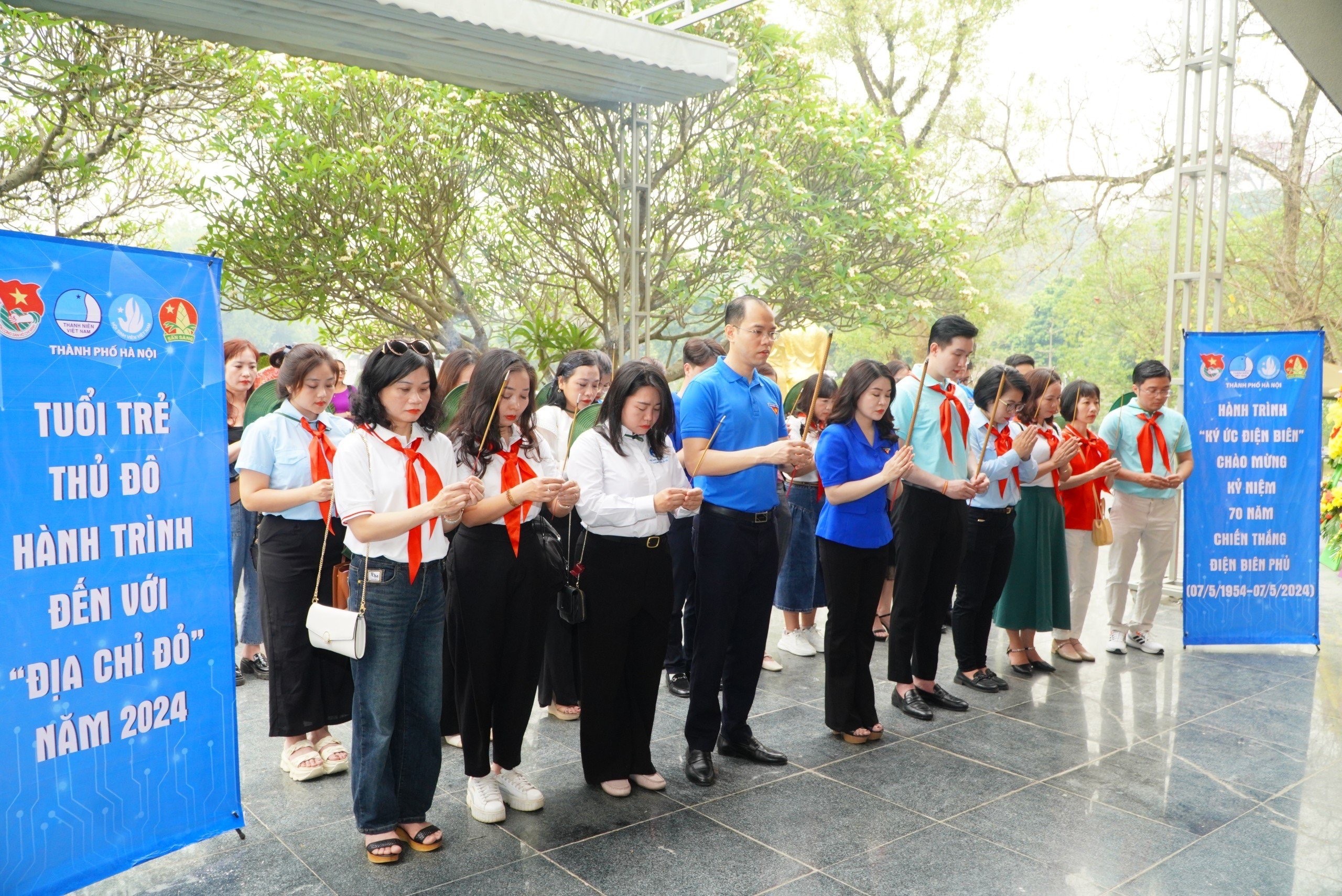 Tuổi trẻ Thủ đô tưởng niệm các Anh hùng liệt sĩ tại Điện Biên Phủ Tuổi trẻ Thủ đô tưởng niệm các Anh hùng liệt sĩ tại Điện Biên Phủ