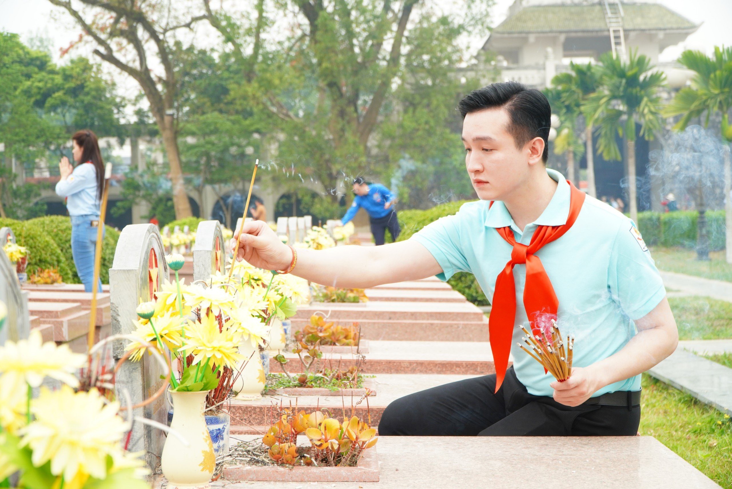 Tuổi trẻ Thủ đô tưởng niệm các Anh hùng liệt sĩ tại Điện Biên Phủ