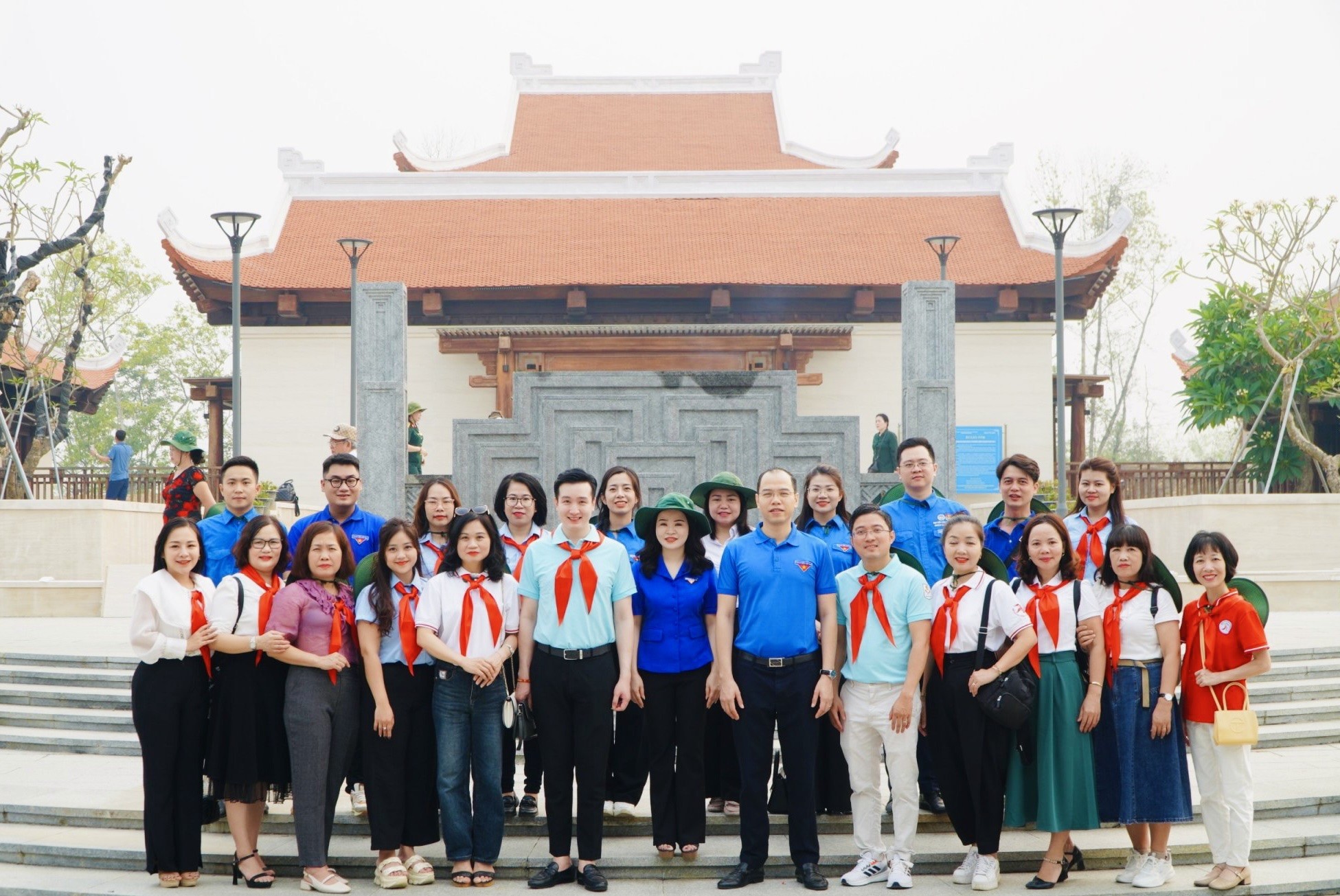 Tuổi trẻ Thủ đô tưởng niệm các Anh hùng liệt sĩ tại Điện Biên Phủ Tuổi trẻ Thủ đô tưởng niệm các Anh hùng liệt sĩ tại Điện Biên Phủ
