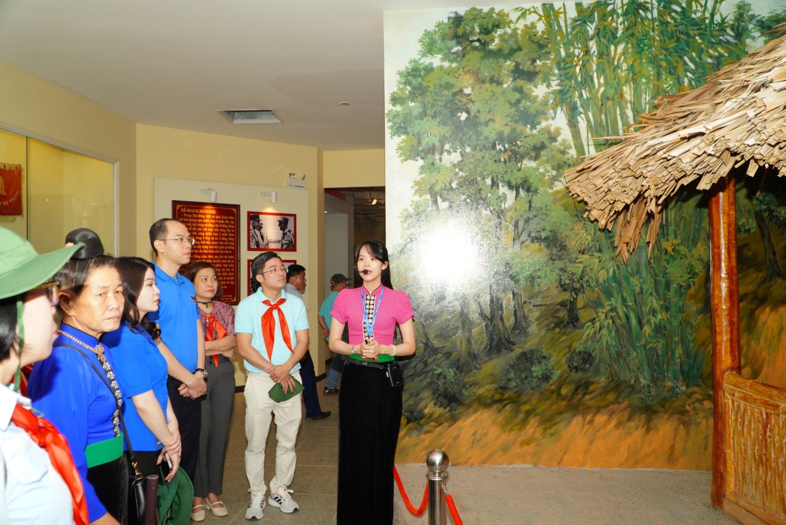 Tuổi trẻ Thủ đô tưởng niệm các Anh hùng liệt sĩ tại Điện Biên Phủ Tuổi trẻ Thủ đô tưởng niệm các Anh hùng liệt sĩ tại Điện Biên Phủ