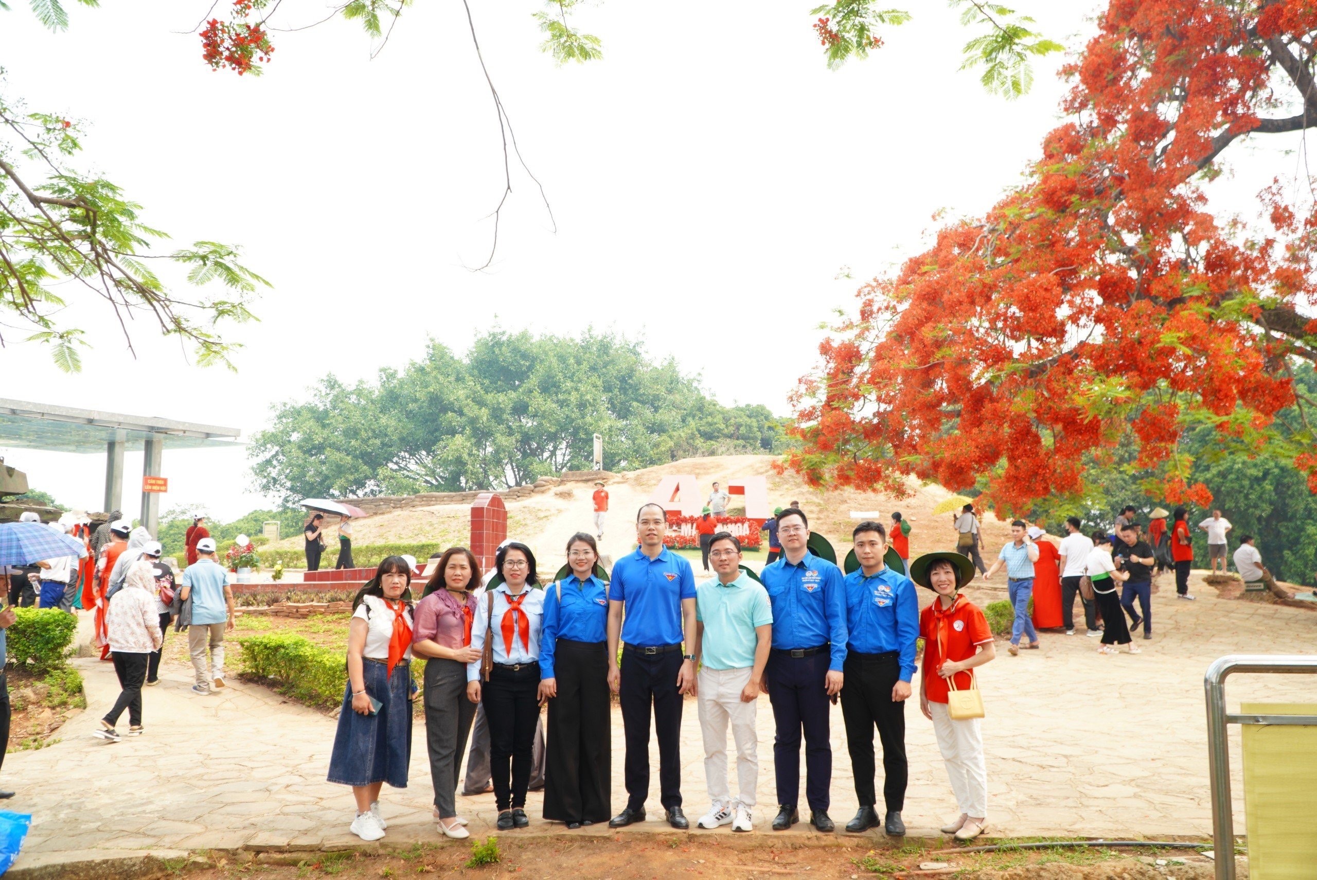 Tuổi trẻ Thủ đô tưởng niệm các Anh hùng liệt sĩ tại Điện Biên Phủ Tuổi trẻ Thủ đô tưởng niệm các Anh hùng liệt sĩ tại Điện Biên Phủ