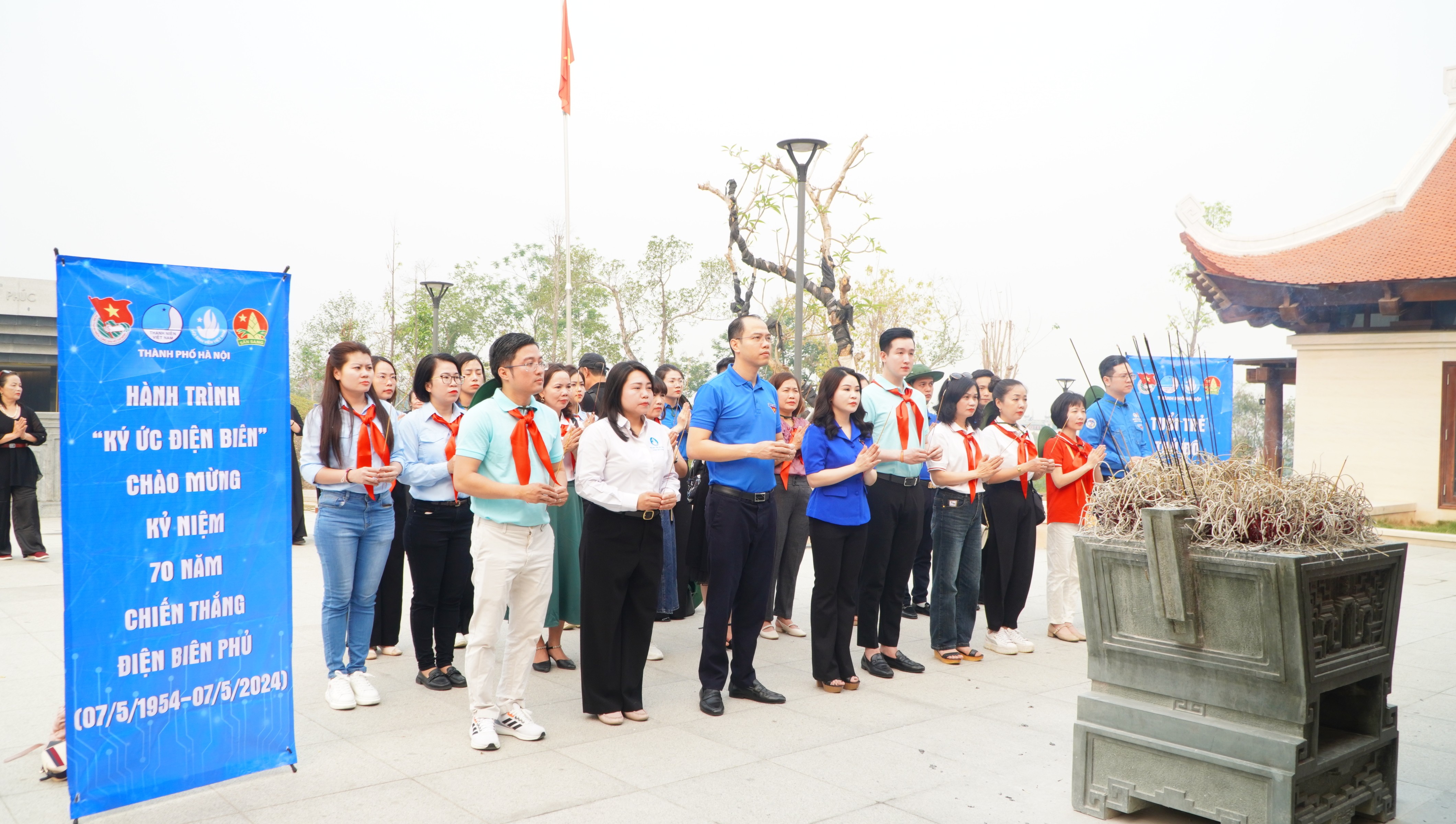 Tuổi trẻ Thủ đô tưởng niệm các Anh hùng liệt sĩ tại Điện Biên Phủ