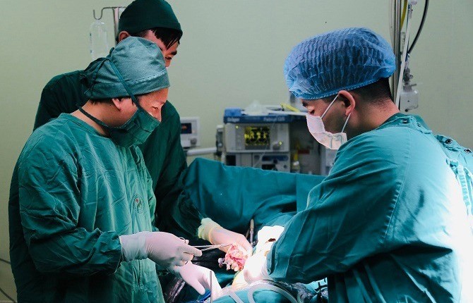 Phẫu thuật cắt nang thận kích thước lớn cho bệnh nhân nữ
