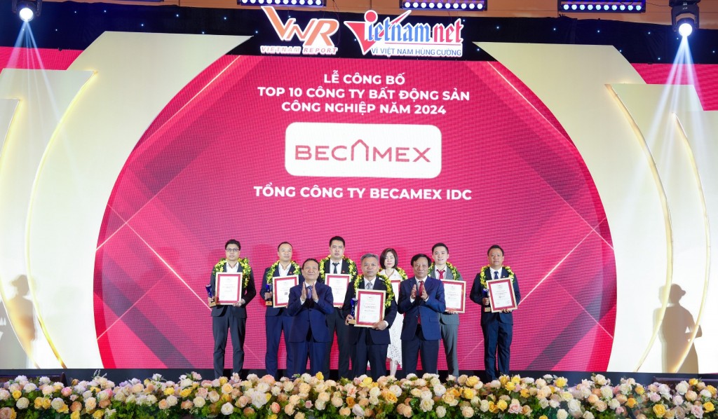 Ông Nguyễn Văn Thanh Huy, Phó Tổng Giám đốc Tổng công ty Becamex IDC nhận Cúp và Giấy chứng nhận TOP10 Công ty Bất động sản công nghiệp uy tín năm 2024.