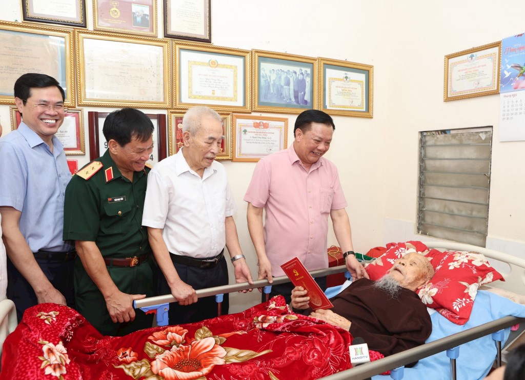 Bí thư Thành ủy Đinh Tiến Dũng thăm, tặng quà chiến sĩ Điện Biên