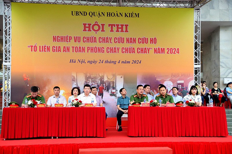 Đại diện lãnh đạo Công an TP Hà Nội và lãnh đạo UBND quận Hoàn Kiếm dự và chỉ đạo hội thi