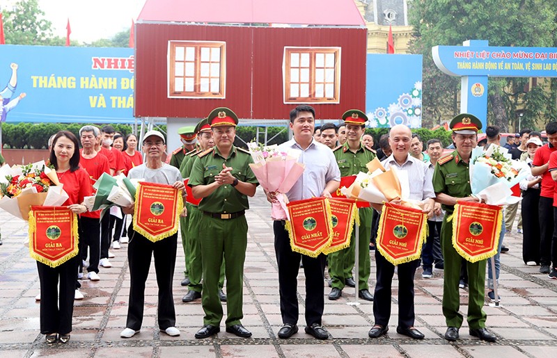 Trao thưởng cho các đội tuyển đoạt giải