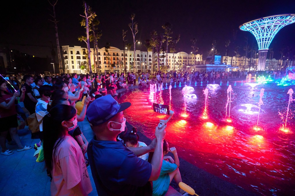 Người dân xem trình diễn nhạc nước tại Quảng trường biển Sầm Sơn