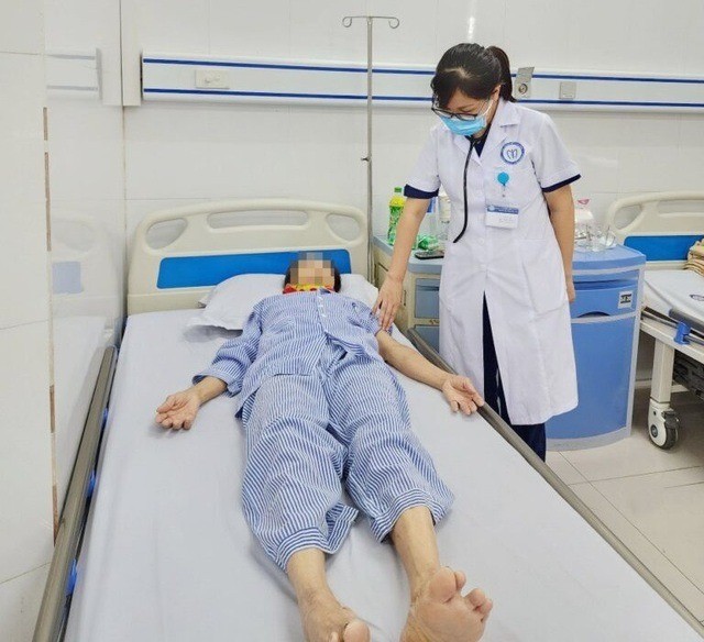 BSCKII. Bùi Thị Tuyết Mai thăm khám cho người bệnh.