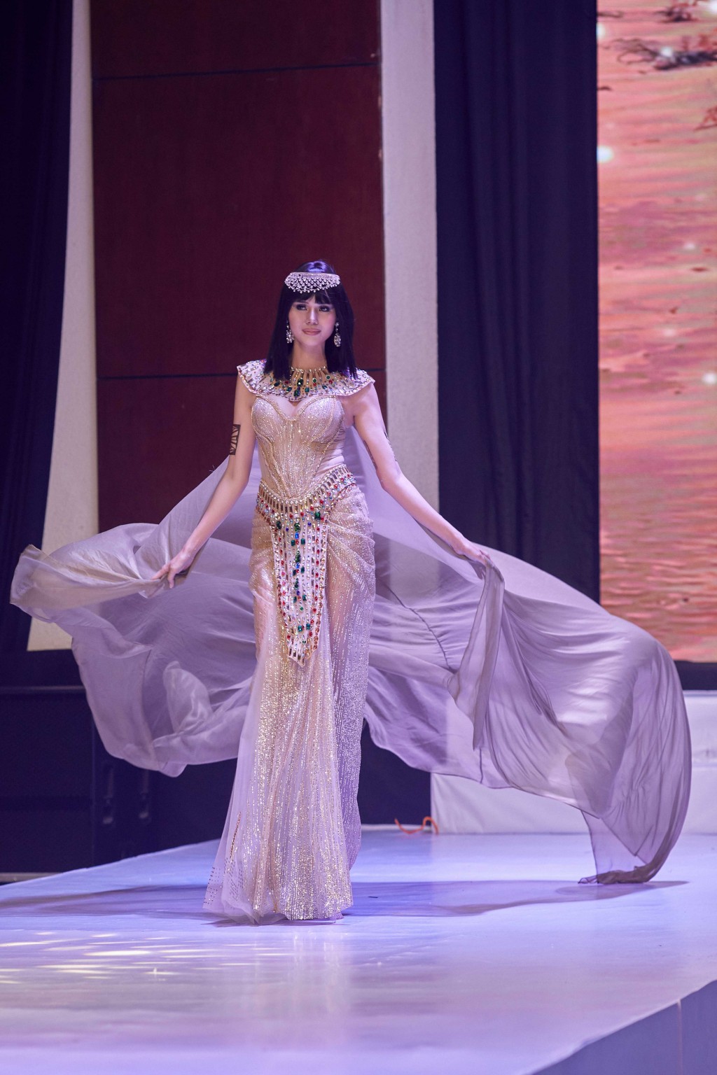 Hoa hậu Kim Nguyên quyến rũ với hình ảnh Nữ thần Ai Cập