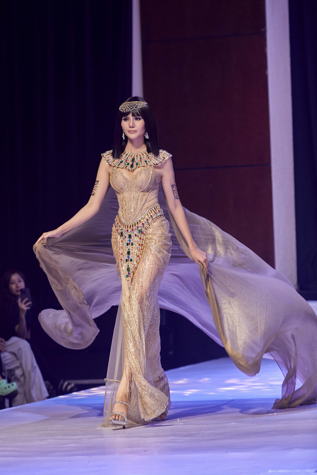 Hoa hậu Kim Nguyên quyến rũ với hình ảnh Nữ thần Ai Cập