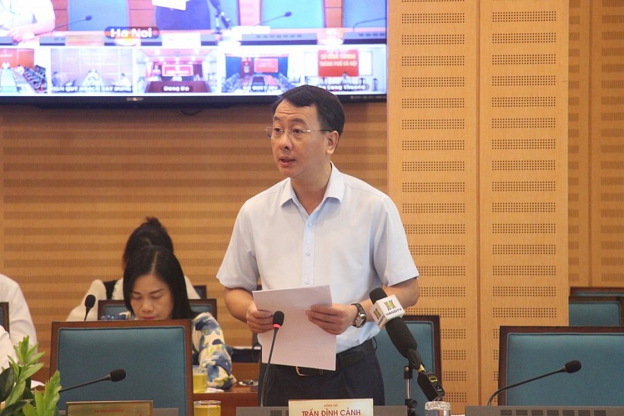 Giám đốc Sở Nội vụ Hà Nội Trần Đình Cảnh báo cáo tại phiên họp. Ảnh: Tiến Thành.