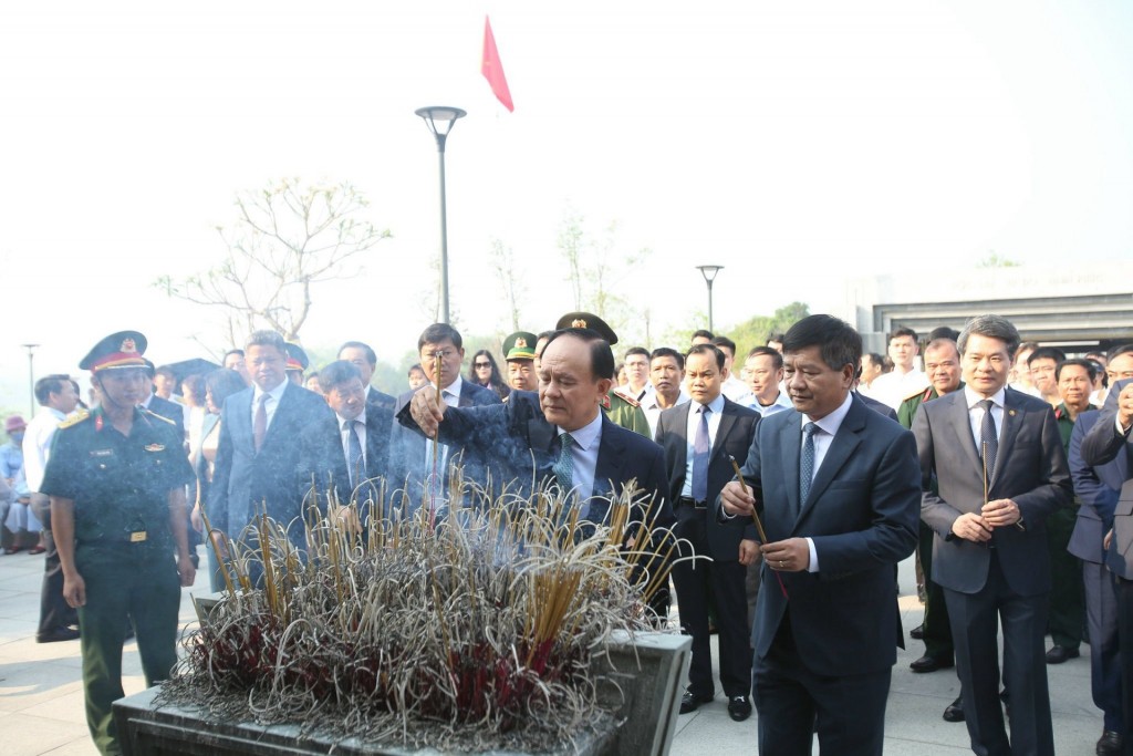 Phó Bí thư Thành ủy, Chủ tịch HĐND thành phố Hà Nội Nguyễn Ngọc Tuấn thắp hương tưởng niệm các anh hùng liệt sĩ tại Đền thờ liệt sĩ tại Chiến trường Điện Biên Phủ