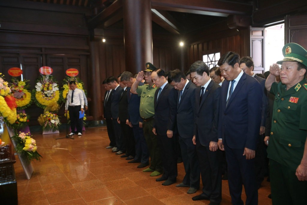 Các đồng chí lãnh đạo thành phố Hà Nội và tỉnh Điện Biên mặc niệm tưởng nhớ các anh hùng liệt sĩ tại Đền thờ liệt sĩ tại Chiến trường Điện Biên Phủ
