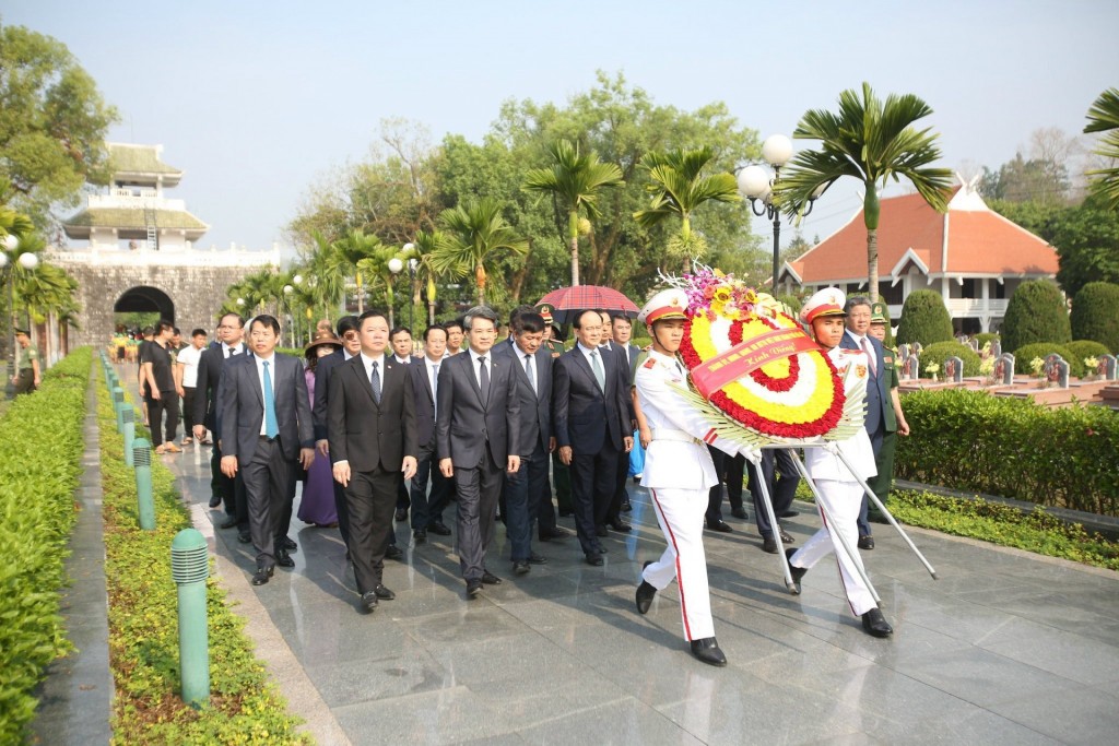 Đoàn đại biểu thành phố Hà Nội cùng các đồng chí lãnh đạo tỉnh Điện Biên vào viếng Nghĩa trang liệt sĩ Điện Biên Phủ