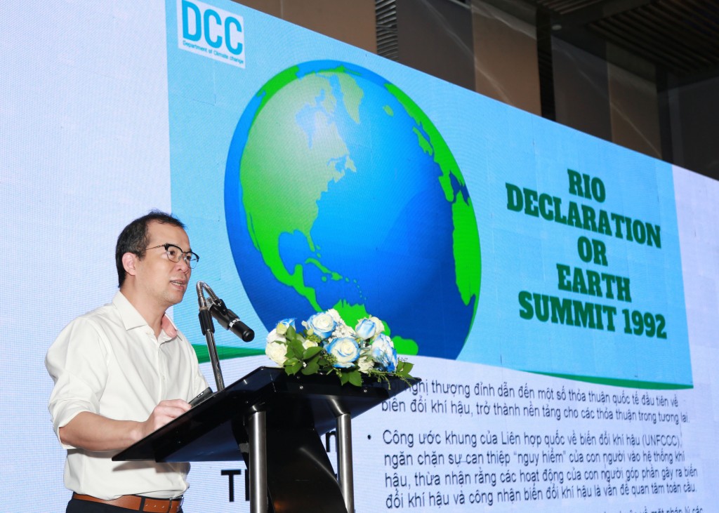 Ông Lương Quang Huy, Trưởng phòng Giảm nhẹ phát thải khí nhà kính và Bảo vệ tầng Ozone, Cục biến đổi Khí hậu, Bộ Tài nguyên và Môi trường trình bày tại hội thảo