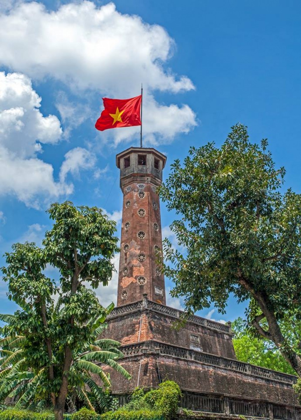 Cột Cờ Hà Nội trên đường Điện Biên Phủ