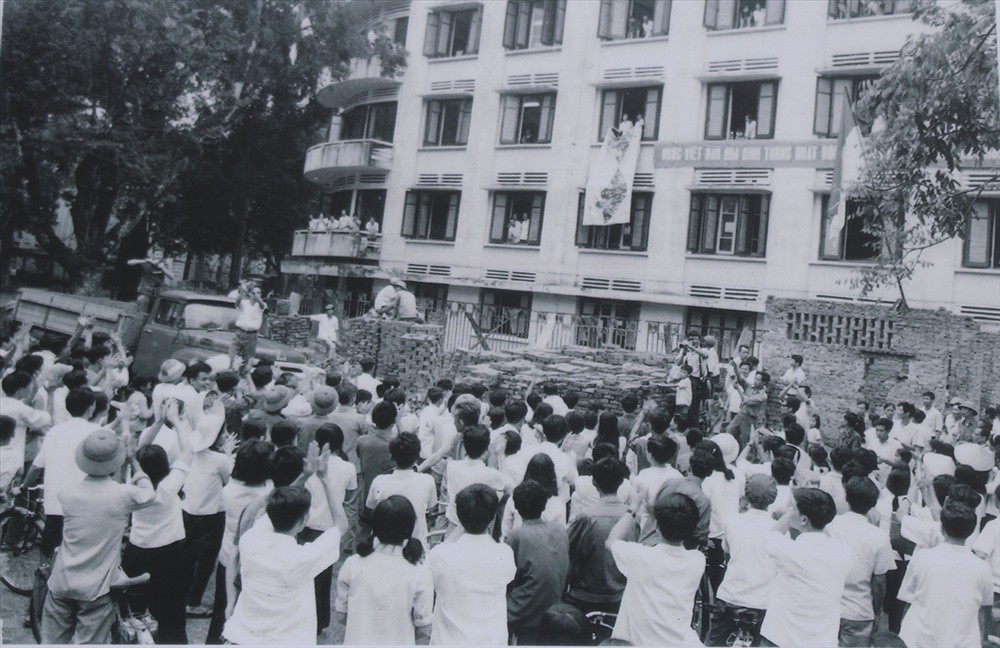 Đông đảo cán bộ và Nhân dân Thủ đô tập trung tại Thông tấn xã Việt Nam đón nghe tin mừng chiến thắng ngày 30/4/1975 (Ảnh tư liệu)