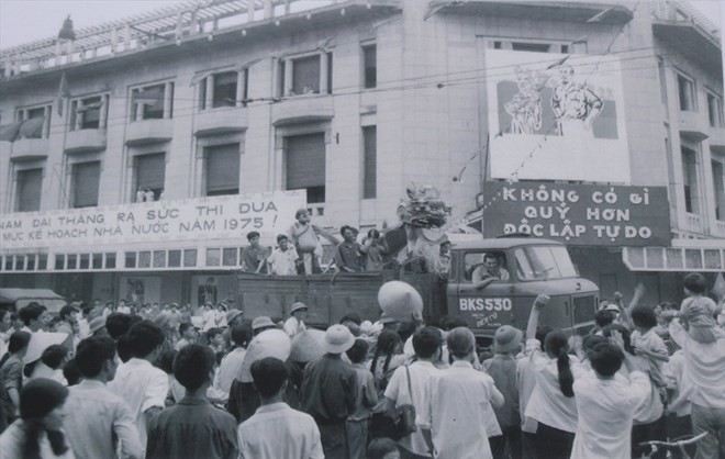 Sau khi nghe tin Sài Gòn giải phóng, hàng chục vạn thanh niên Thủ đô Hà Nội đã đổ ra đường reo hò tuần hành mừng thắng lợi vĩ đại của dân tộc, ngày 30/4/1975 (Ảnh tư liệu)
