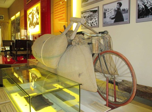 Chiếc xe thồ sử dụng trong chiến dịch Điện Biên Phủ được trưng bày tại Bảo tàng Lịch sử Quân sự