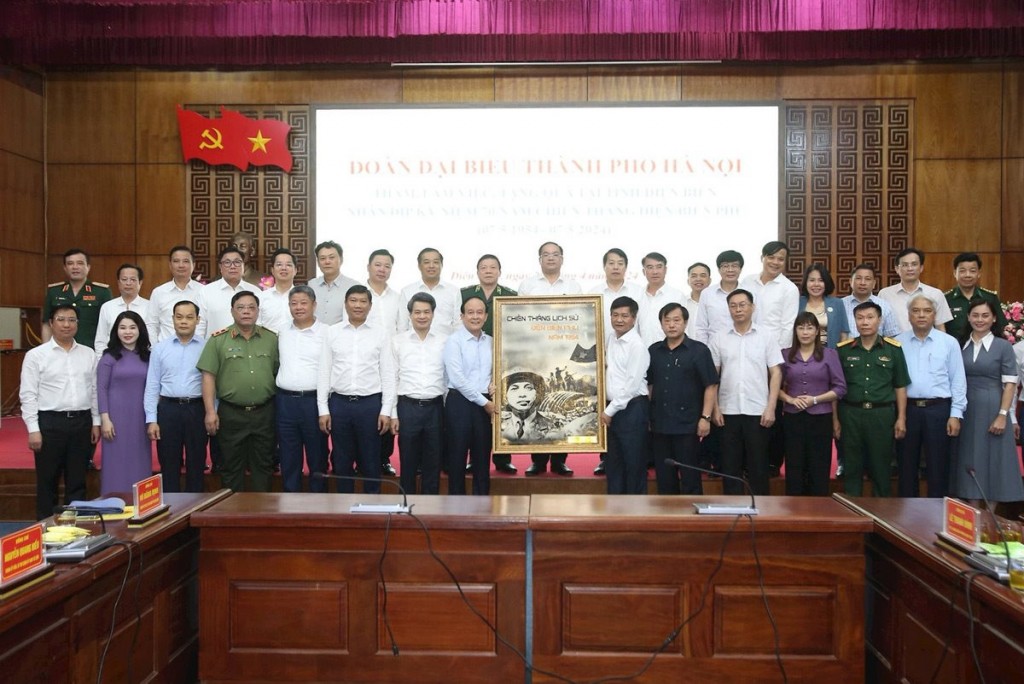 Đoàn đại biểu thành phố Hà Nội trao tặng tỉnh Điện Biên bức ảnh Đại tướng Võ Nguyên Giáp.