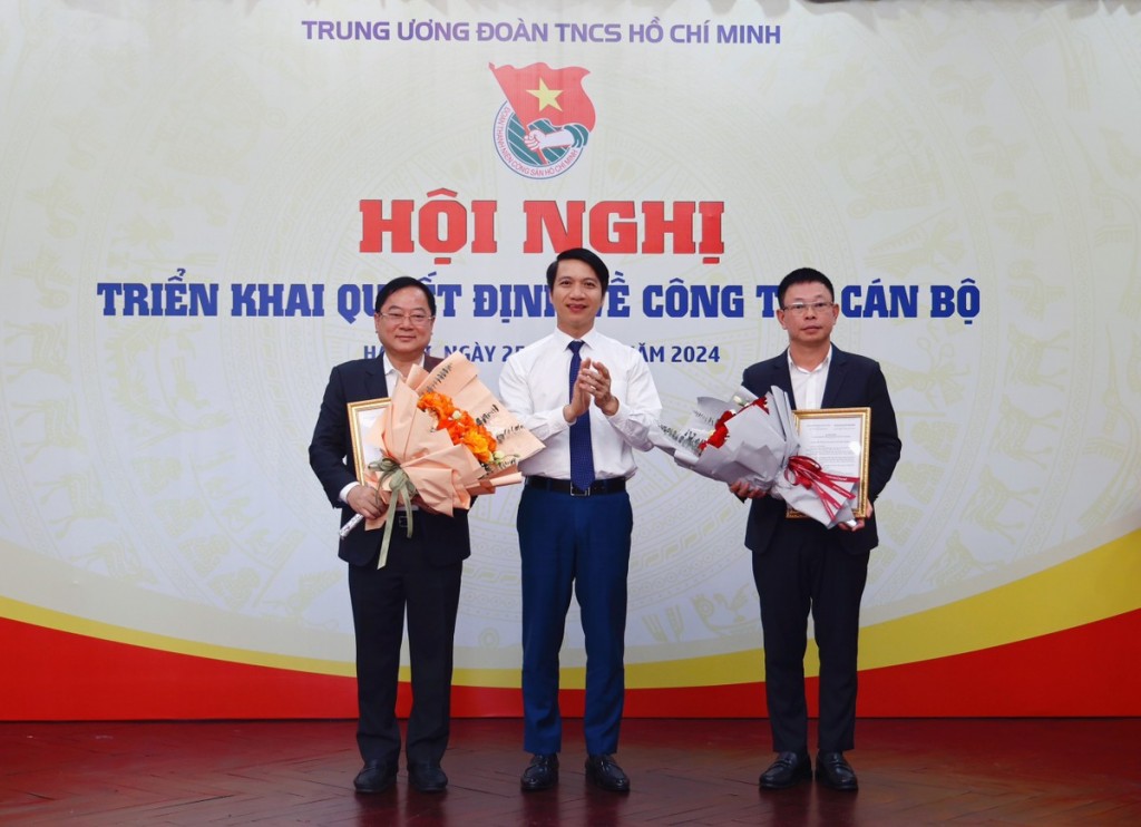 Bí thư Thường trực T.Ư Đoàn Nguyễn Ngọc Lương trao các quyết định cho Nhà báo Lê Xuân Sơn và Nhà báo Phùng Công Sưởng. Ảnh: Như Ý.