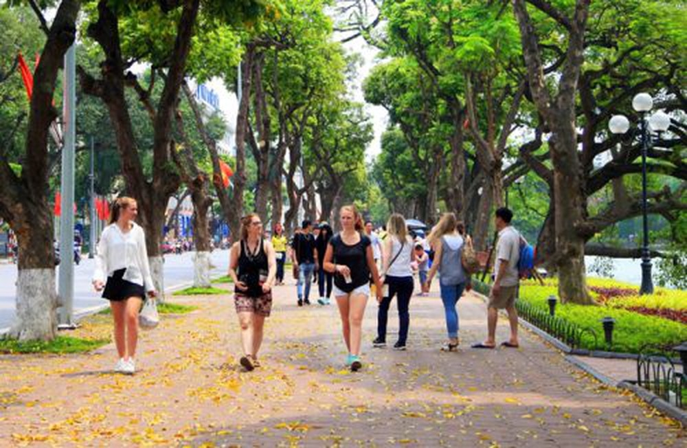 Du khách quốc tế trải nghiệm du lịch Thủ đô ở khu vực phố đi bộ hồ Hoàn Kiếm (ảnh IT)