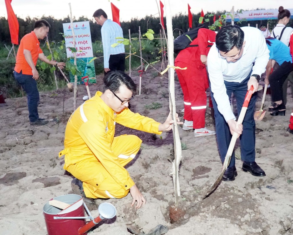 Lãnh đạo Petrovietnam cùng cán bộ nhân viên Tập đoàn tham gia trồng cây tại lễ phát động.