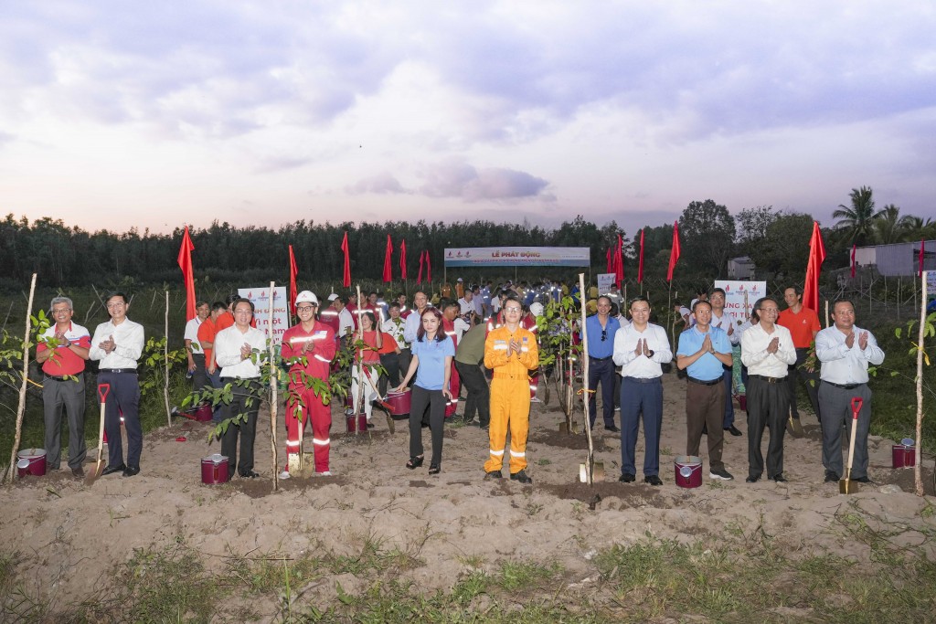 Lãnh đạo, cán bộ nhân viên Petrovietnam trồng cây xanh, góp phần phục hồi rừng trên đất ngập nước.