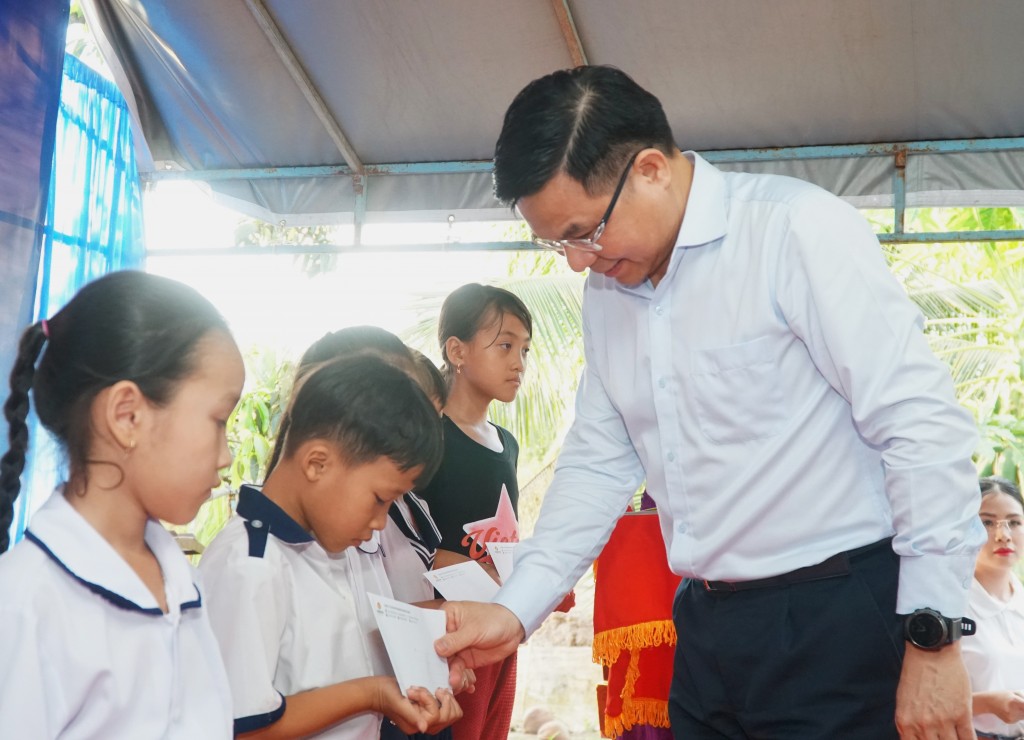Chủ tịch HĐTV Petrovietnam Lê Mạnh Hùng trao học bổng cho các em học sinh.