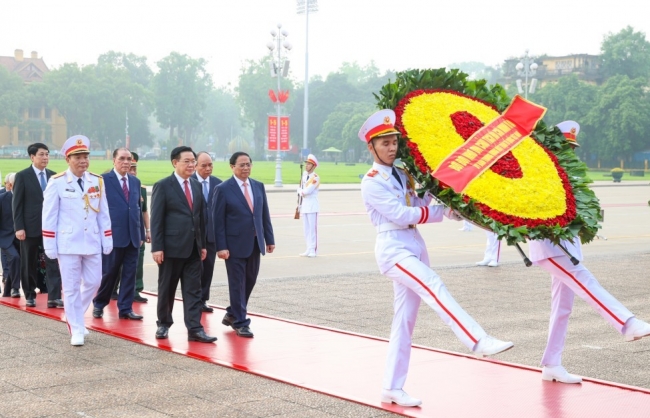 Lãnh đạo Đảng, Nhà nước, TP Hà Nội vào Lăng viếng Chủ tịch Hồ Chí Minh nhân 49 năm thống nhất đất nước