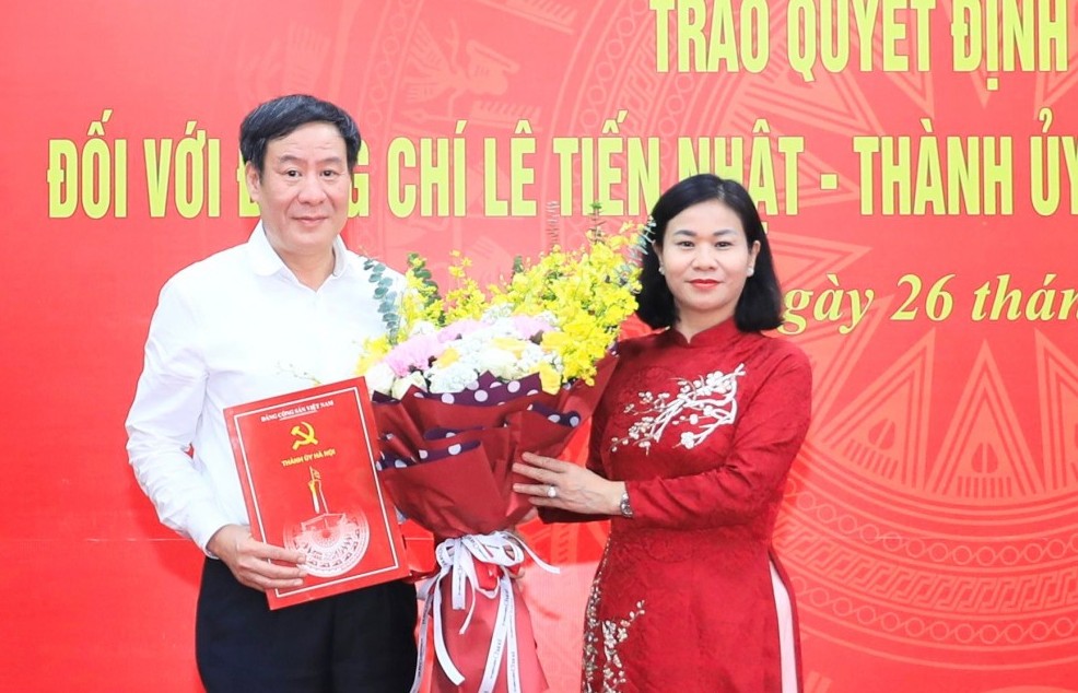 Trao quyết định nghỉ hưu cho Bí thư Huyện ủy Thanh Trì