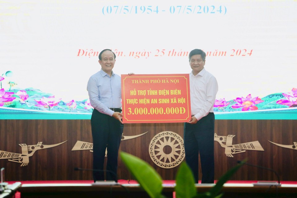 Chủ tịch HĐND TP Hà Nội Nguyễn Ngọc Tuấn trao hỗ trợ Chương trình an sinh xã hội tặng tỉnh Điện Biên.