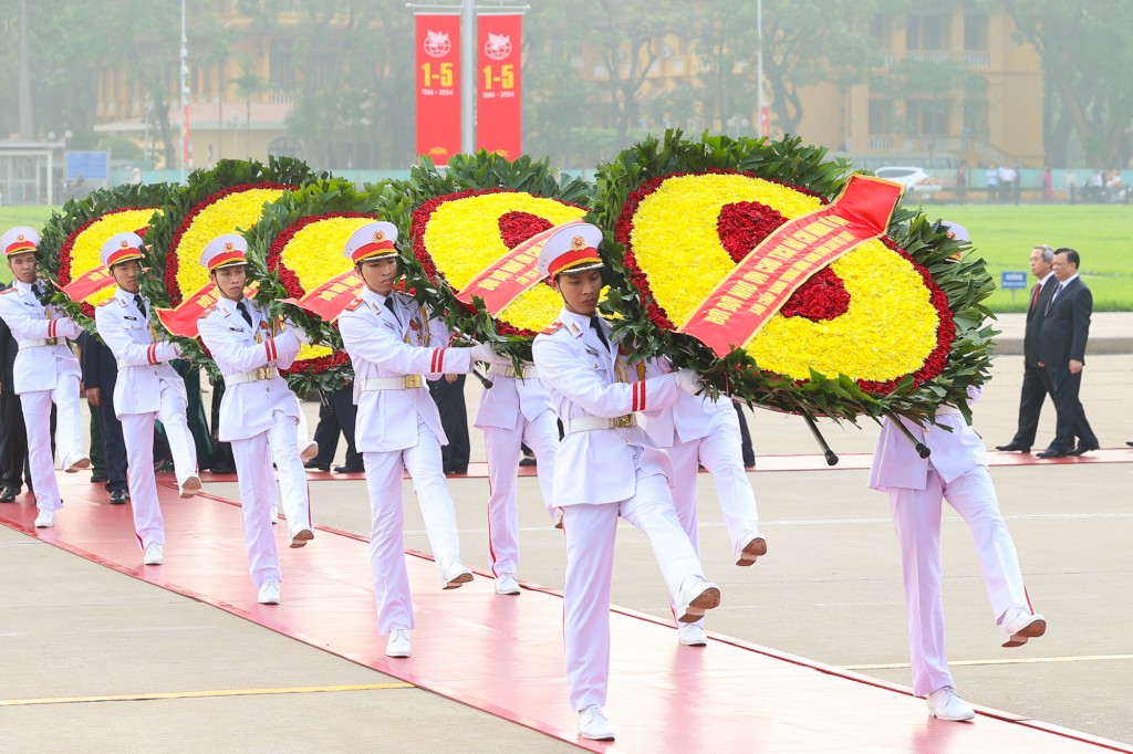 Đoàn đại biểu Ban Chấp hành Trung ương Đảng, Chủ tịch nước, Chính phủ, Quốc hội, Ủy ban Trung ương MTTQ Việt Nam đã đặt vòng hoa, vào Lăng viếng Chủ tịch Hồ Chí Minh - Ảnh: VGP/Nhật Bắc