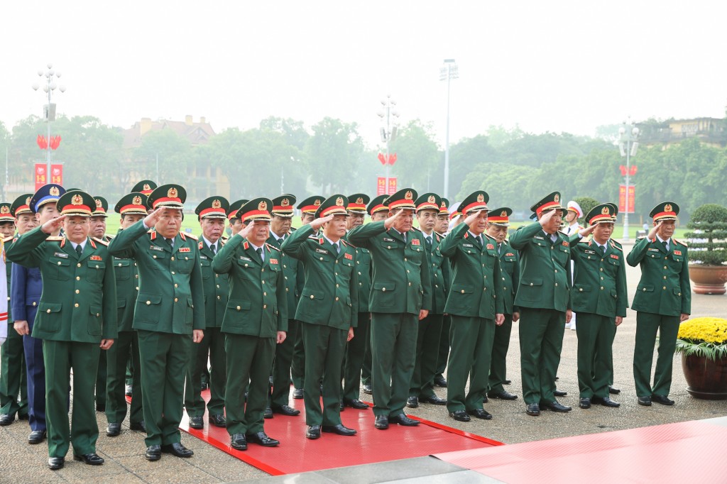 Đoàn đại biểu Quân ủy Trung ương - Bộ Quốc phòng vào Lăng viếng Chủ tịch Hồ Chí Minh- Ảnh: VGP/Nhật Bắc