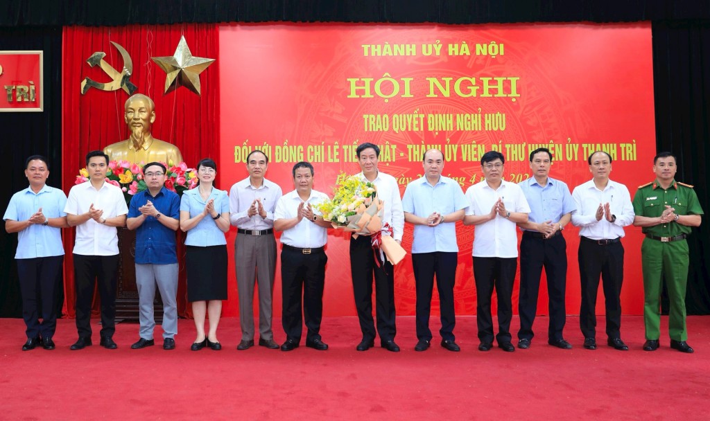 Tập thể Ban Thường vụ Huyện ủy Thanh Trì tặng hoa chúc mừng đồng chí Lê Tiến Nhật.