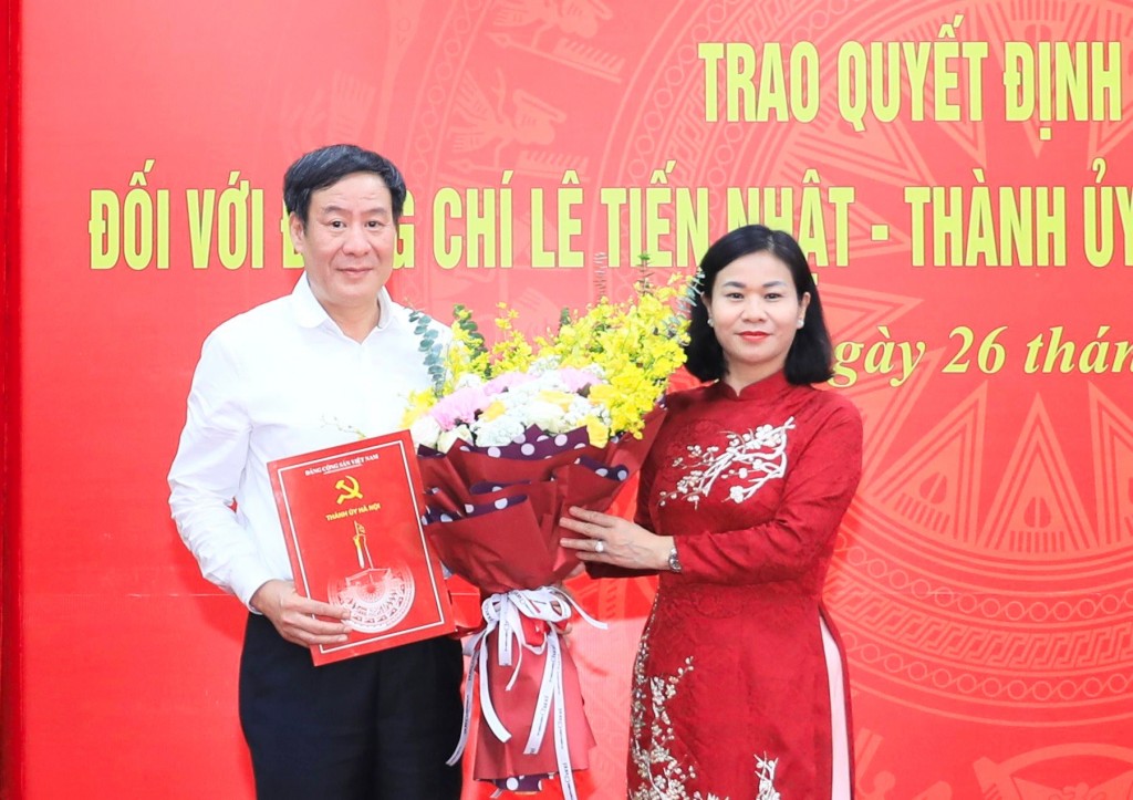 Phó Bí thư Thường trực Thành ủy Nguyễn Thị Tuyến trao quyết định nghỉ hưu cho đồng chí Lê Tiến Nhật