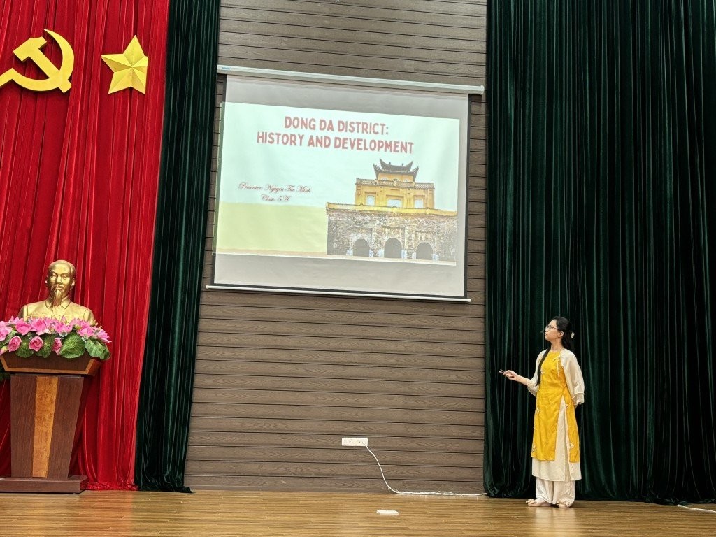 Học sinh trường Tiểu học Thái Thịnh, quận Đống Đa tự tin thể hiện sự am hiểu về lịch sử của quận qua kỹ năng thuyết trình bằng tiếng Anh