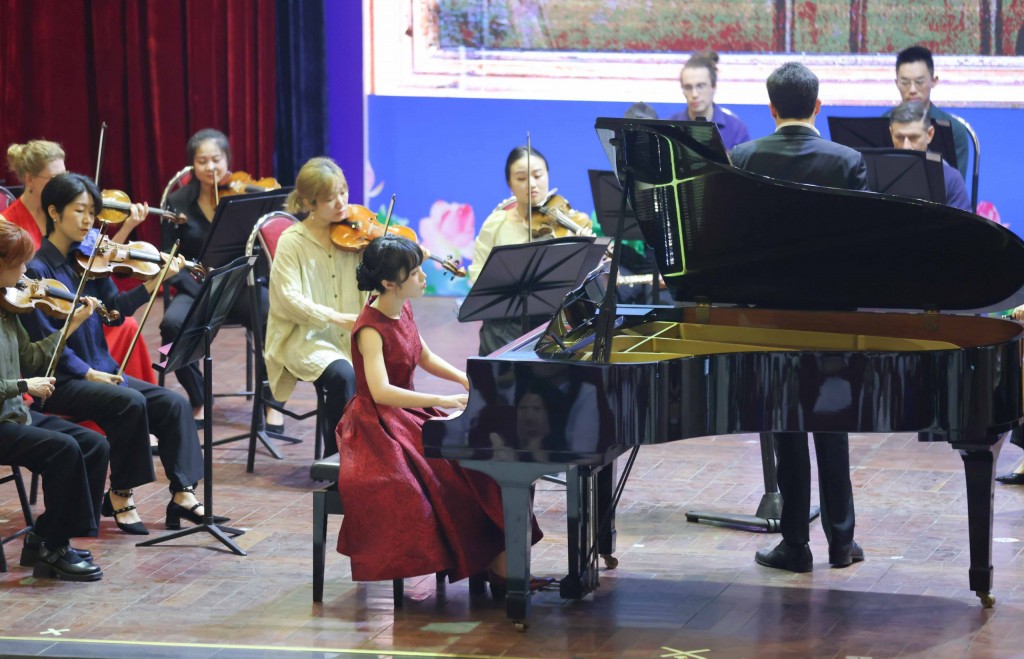 học sinh Lê Hà Anh - lớp 12 Anh 1 trường THPT chuyên Hà Nội - Amsterdam cũng góp tiếng đàn piano trong phần trình diễn bản nhạc Piano Concerto No.23 (W.A.Mozart) của Dàn nhạc Giao hưởng Mặt trời.