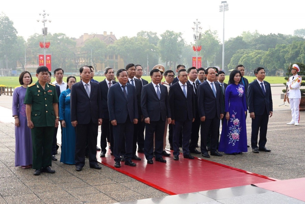 Đoàn đại biểu TP Hà Nội vào Lăng viếng Chủ tịch Hồ Chí Minh
