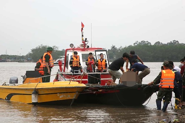 Lực lượng chức năng đưa thi thể nạn nhân lên bờ. Ảnh: Cổng thông tin điện tử thị xã Quảng Yên/https://vietnamnet.vn/