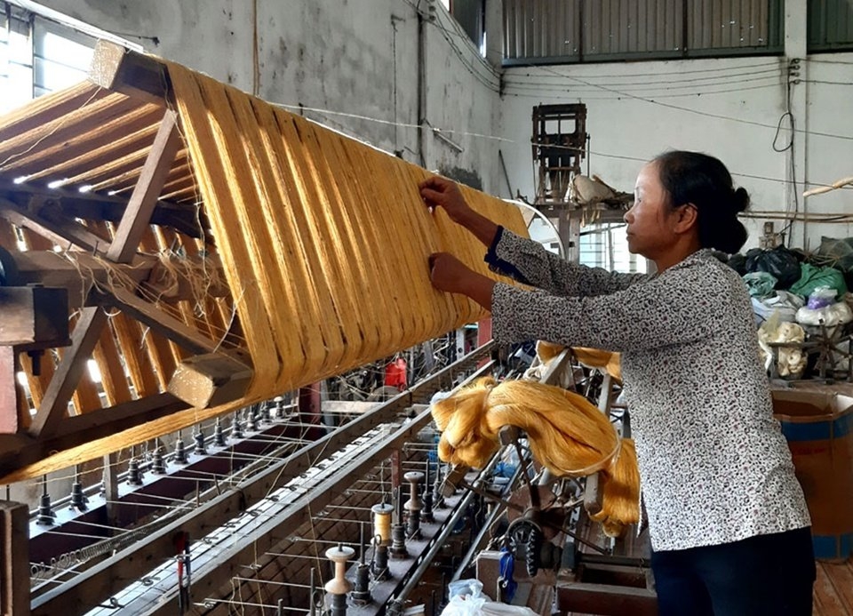 Quy trình lấy tơ - một trong những công đoạn tạo ra sản phẩm dệt truyền thống Phùng Xá, huyện Mỹ Đức, Hà Nội (Ảnh Minh Thúy)