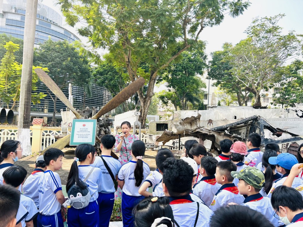 Các em học sinh Trường Nguyễn Bỉnh Khiêm tham quan bảo tàng, tìm hiểu lịch sử